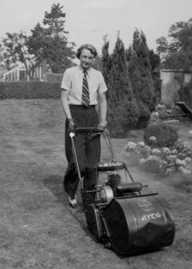 1920s or early 1930s advertisement for an ATCO lawnmower. Image courtesy of the Garden Museum.