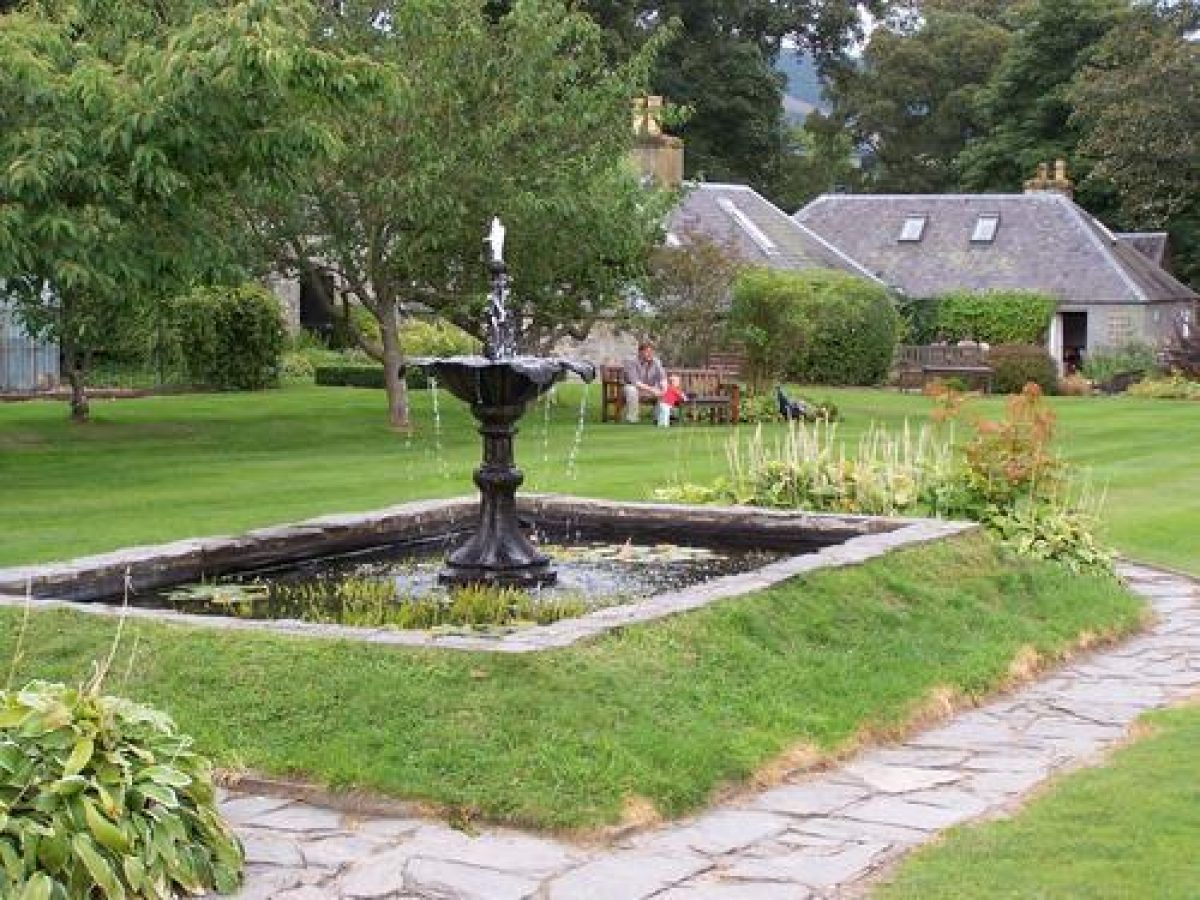 Pgds 20080714 145046 Pond Walled Garden