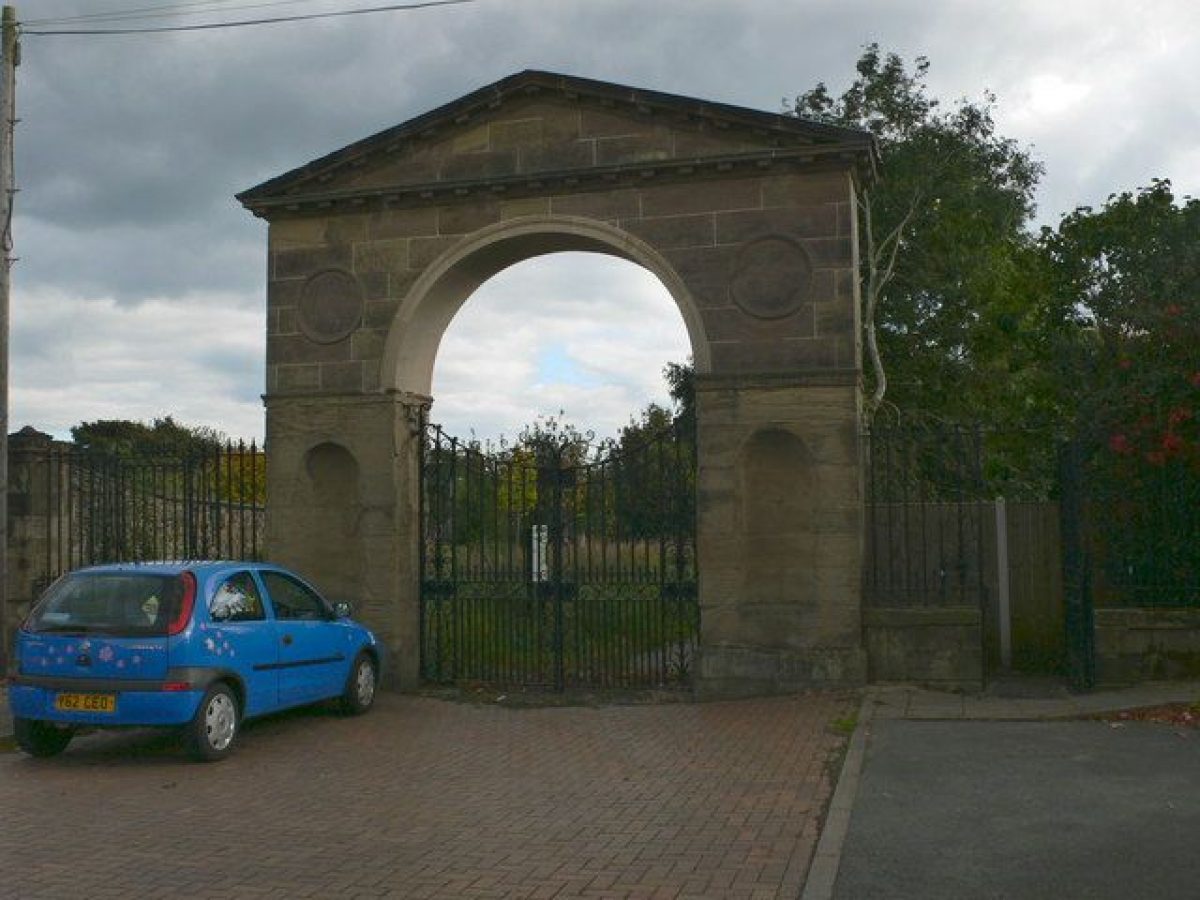 Pgds 20150610 065108 Ruabon Gates   Geograph Org Uk   567784